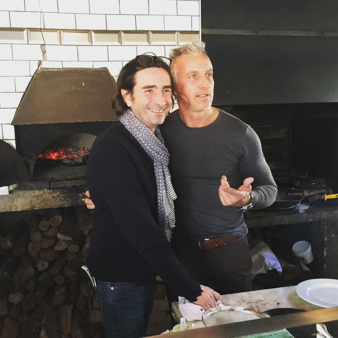 Le chef devant le four à bois