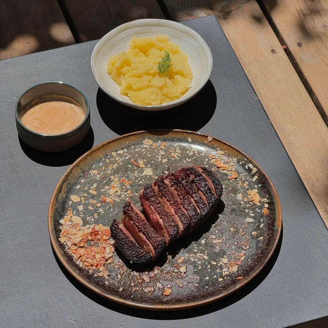 Viande tranchée, saisie au feu de bois — La Maison du Château